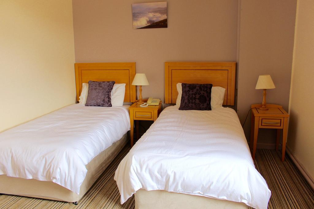 Achill Sound Hotel - Ostan Ghob A'Choire Extérieur photo